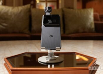 گوشی هوشمند مشکی با یک دوربین فیزیکی چرخان (گیمبال) که از بالای بدنه بیرون آمده است.