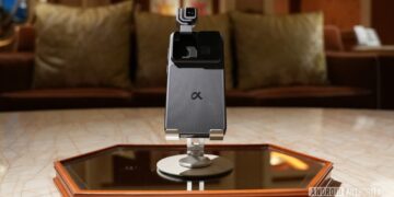 گوشی هوشمند مشکی با یک دوربین فیزیکی چرخان (گیمبال) که از بالای بدنه بیرون آمده است.