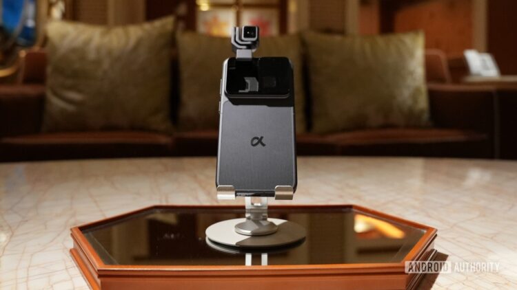 گوشی هوشمند مشکی با یک دوربین فیزیکی چرخان (گیمبال) که از بالای بدنه بیرون آمده است.