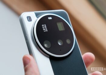 تصویر کلوزآپ از جزئیات دوربین گوشی هوشمند با برند LEICA و سنسورهای چندگانه.