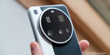 تصویر کلوزآپ از جزئیات دوربین گوشی هوشمند با برند LEICA و سنسورهای چندگانه.