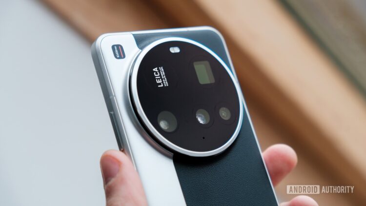 تصویر کلوزآپ از جزئیات دوربین گوشی هوشمند با برند LEICA و سنسورهای چندگانه.