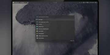 اسکرینشات از محیط ویندوز ۱۱ که یک نوار ابزار (Taskbar) اضافی در بالای صفحه با قابلیت جستوجو و ابزارهای مختلف را نشان میدهد.