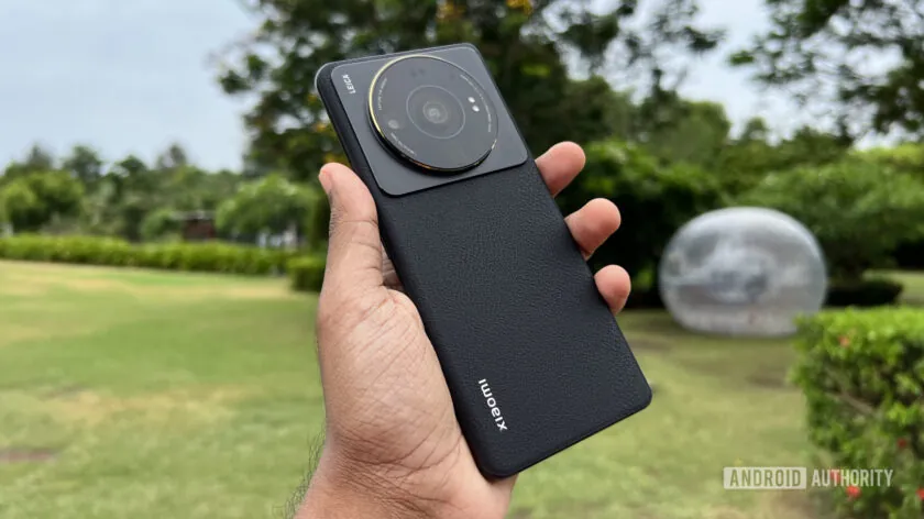 نمای نزدیک از پنل پشتی چرمی مشکی گوشی Xiaomi 12S Ultra و لنز بزرگ لایکا (Leica).