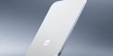 نمای ۳/۴ از پاوربانک نقره‌ای و بسیار نازک شیائومی با درگاه USB-C.