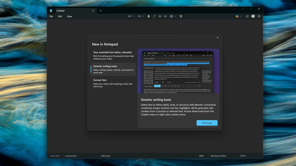 نمای رابط کاربری Notepad جدید در Windows 11 که پنجره خوش‌آمدگویی «New in Notepad» را نمایش می‌دهد. تصویر بر قابلیت‌های جدید مانند ابزارهای نوشتاری هوشمند، قالب‌بندی متن، Rewrite و Summarize با ادغام Copilot تمرکز دارد. رابط کاربری با تم تیره و طراحی مدرن ارائه شده است.