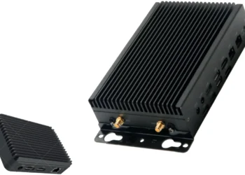 دو مینی کامپیوتر صنعتی بدون فن (Fanless) با پورت‌های شبکه و USB در زوایای مختلف.