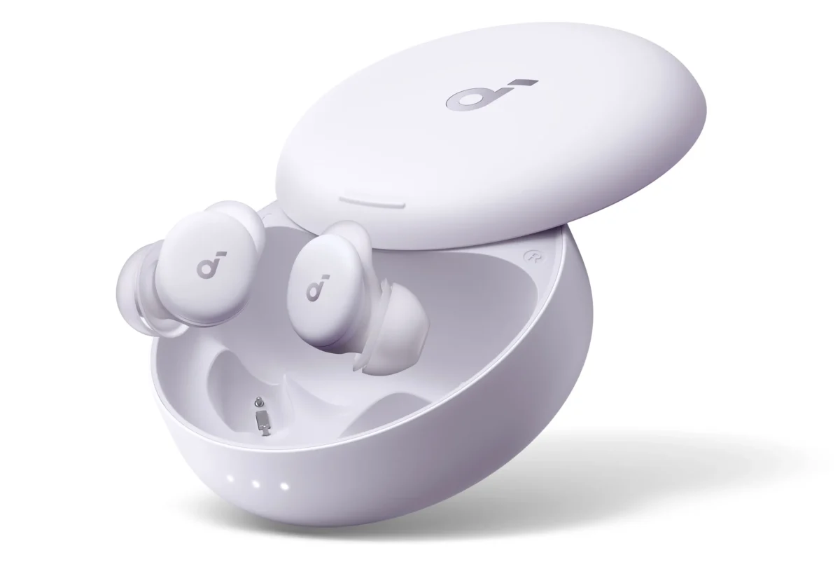 ایربادهای بی‌سیم سفید رنگ Anker Soundcore در کنار کیس شارژ بیضی‌شکل نیمه‌باز.