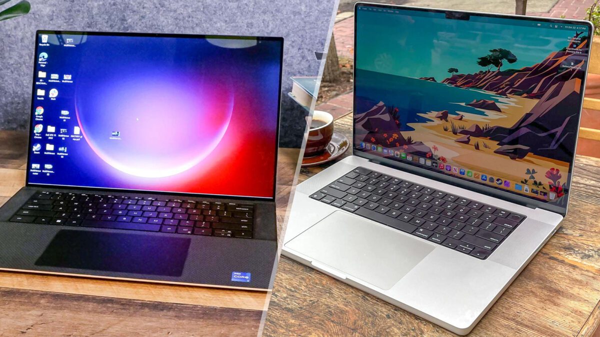 دو لپ‌تاپ (احتمالاً Dell و MacBook) در کنار هم روی میز چوبی برای مقایسه حاشیه نمایشگر و طراحی.