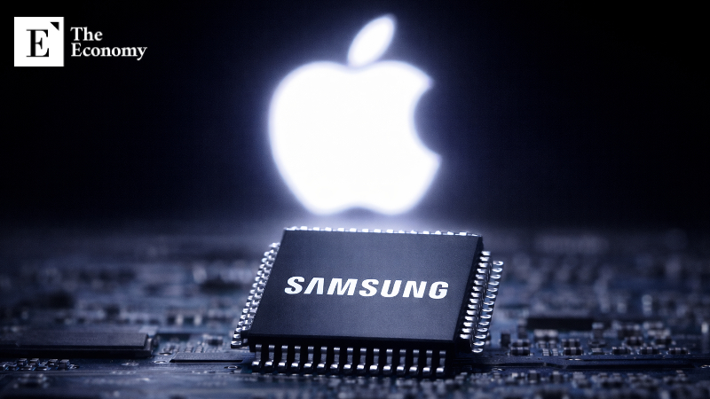 تراشه سامسونگ روی برد الکترونیکی با لوگوی درخشان اپل در پسزمینه تاریک.
