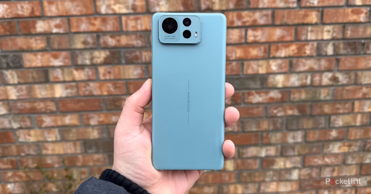 نمای پشت گوشی Asus Zenfone 12 Ultra به رنگ سبز در دست کاربر با ماژول دوربین سهگانه.