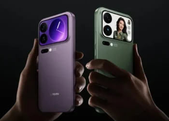 نمای تبلیغاتی از طراحی پشتی Xiaomi smartphone در دو رنگ بنفش و سبز، با فریم تخت، ماژول دوربین مستطیلی بزرگ، چینش دوگانه لنزها، فلش LED و برندینگ LEICA روی ماژول دوربین، در پسزمینه تیره.