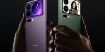 نمای تبلیغاتی از طراحی پشتی Xiaomi smartphone در دو رنگ بنفش و سبز، با فریم تخت، ماژول دوربین مستطیلی بزرگ، چینش دوگانه لنزها، فلش LED و برندینگ LEICA روی ماژول دوربین، در پسزمینه تیره.