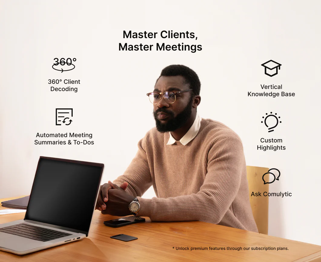 مردی با عینک پشت لپ‌تاپ که قابلیت‌های هوش مصنوعی دستگاه مانند خلاصه‌سازی جلسات و لیست وظایف را نشان می‌دهد.