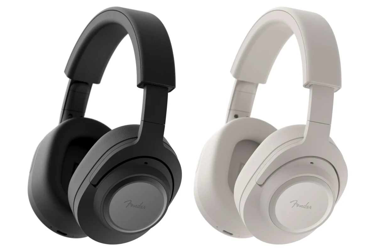 تصویر استودیویی دو مدل هدفون روگوشی Fender در رنگهای مشکی و روشن، با کاپهای دایرهای، هدبند نرم و طراحی متقارن، نمایش لوگوی Fender روی بدنه