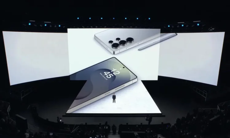 نمای صحنه رویداد Samsung Galaxy Unpacked 2025 با نمایشگرهای بزرگ که رندر مفهومی یک گوشی Galaxy Ultra Series، ماژول دوربین چندگانه، قلم S Pen و صفحهنمایش روشن با ساعت دیجیتال را نمایش میدهند.