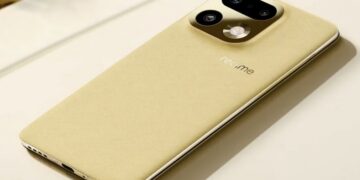 نمای زاویهدار از پشت گوشی realme با بدنه طلایی مات و ماژول دوربین مستطیلی، قرارگرفته روی سطح روشن