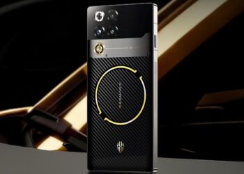 نمای نزدیک از بدنه گوشی RedMagic با سیستم خنککننده مایع و حلقهی طلایی در مرکز.