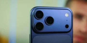 نمای کلوزآپ از ماژول دوربین پشتی Apple iPhone 18 Pro با طراحی سه‌گانه لنز، حلقه‌های فلزی برجسته، فلش LED و سنسورهای کمکی؛ بدنه با پرداخت مات آبی و تأکید بر بهبودهای سخت‌افزاری دوربین نسل جدید آیفون.