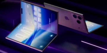 نمای دیگر از همان طراحی مفهومی آیفون تاشو، این بار از زاویه‌ای که خط تا شدن (hinge) و ضخامت بدنه را بهتر نشان می‌دهد. سطح صیقلی و انعکاس نور بر روی پنل بیرونی مشهود است. هیچ المان انسانی، دکمه یا صفحه‌نمایشی در تصویر وجود ندارد.