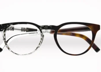 عینک هوشمند IXI با فریم مشکی و پل نیمه‌شفاف که اجزای داخلی و مدارهای الکترونیکی آن قابل مشاهده است.