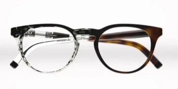 عینک هوشمند IXI با فریم مشکی و پل نیمه‌شفاف که اجزای داخلی و مدارهای الکترونیکی آن قابل مشاهده است.