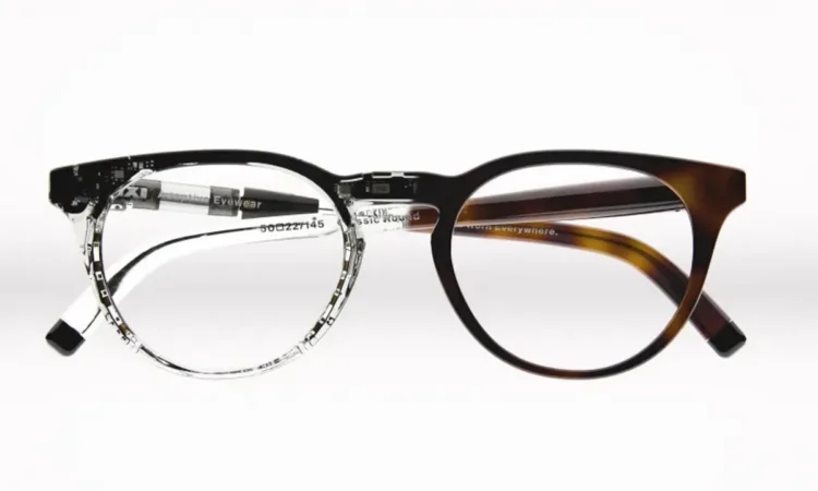 عینک هوشمند IXI با فریم مشکی و پل نیمه‌شفاف که اجزای داخلی و مدارهای الکترونیکی آن قابل مشاهده است.