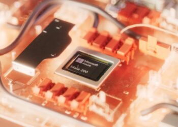 مایکروسافت از Maia 200، نسل دوم شتاب‌دهنده هوش مصنوعی خود رونمایی کرد