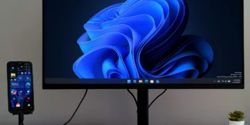 گوشی نکسفون که از طریق کابل به نمایشگر متصل شده و محیط ویندوز را روی مانیتور خارجی اجرا میکند و بهعنوان یک رایانه رومیزی مورد استفاده قرار گرفته است.