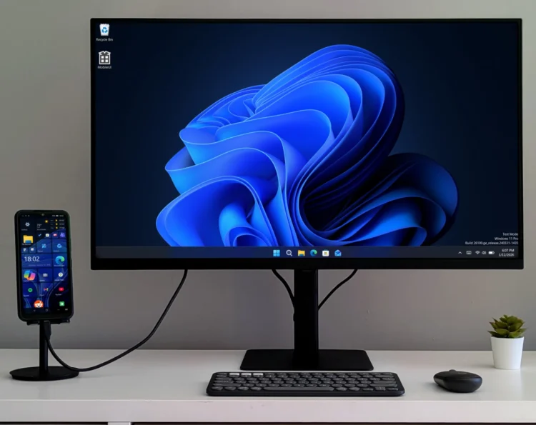 گوشی نکس‌فون که از طریق کابل به نمایشگر متصل شده و محیط ویندوز را روی مانیتور خارجی اجرا می‌کند و به‌عنوان یک رایانه رومیزی مورد استفاده قرار گرفته است.