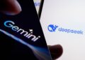 تصویر مقایسه‌ای از برندهای هوش مصنوعی Google Gemini و DeepSeek روی نمایشگر گوشی‌های هوشمند، با تمرکز بر لوگوها و هویت بصری هر دو پلتفرم در پس‌زمینه تیره و روشن.