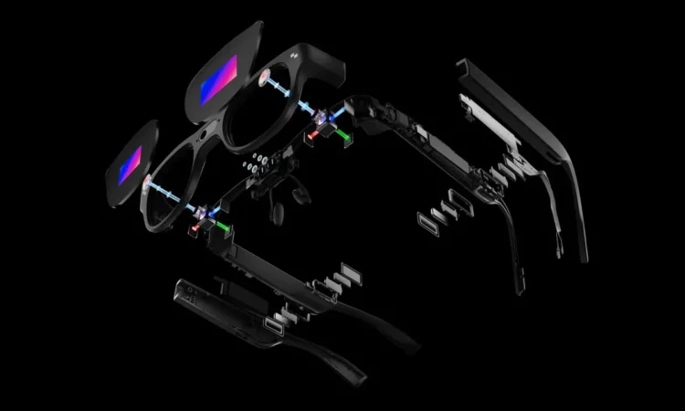 نمای انفجاری (Exploded view) از قطعات داخلی، لنزها و بردهای الکترونیکی عینک هوشمند RayNeo.