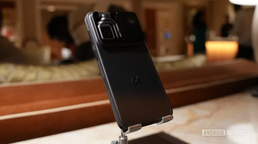 نمای نیم‌رخ از گوشی هوشمند که ضخامت و نحوه قرارگیری دوربین گیمبال خارجی را نشان می‌دهد.