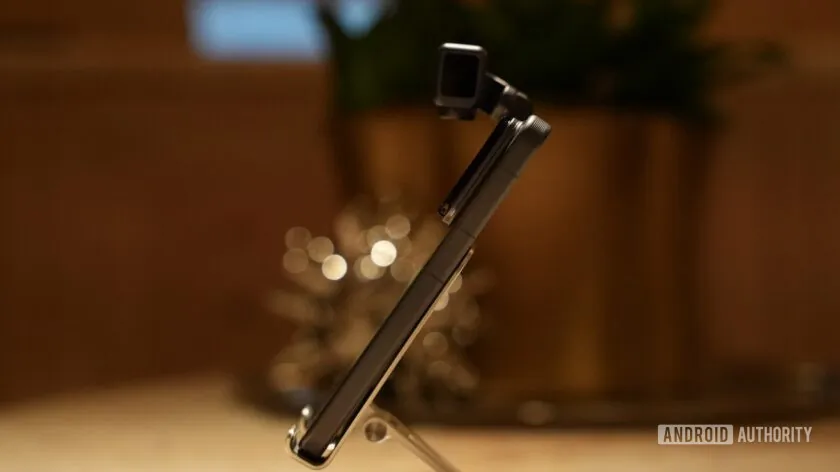 گوشی هوشمند مشکی با یک دوربین فیزیکی چرخان (گیمبال) که از بالای بدنه بیرون آمده است.