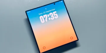 گوشی هوشمند سامسونگ با صفحه نمایش بزرگ و مربعی که ساعت ۰۷:۳۵ را روی یک پسزمینه رنگارنگ نشان میدهد.