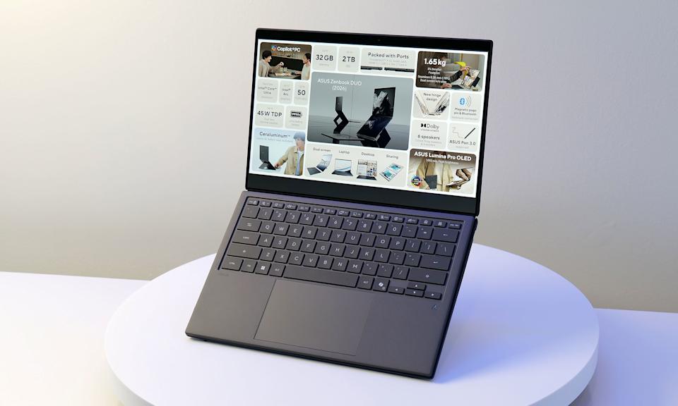لپتاپ ASUS Zenbook Duo (2026) در حالت باز، در حالی که کیبورد جداشونده روی صفحه نمایش دوم قرار گرفته است.