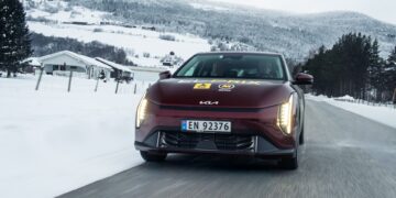 نمای روبه‌روی کیا EV4 هنگام حرکت در مسیر برفی و کوهستانی در تست زمستانی El Prix نروژ