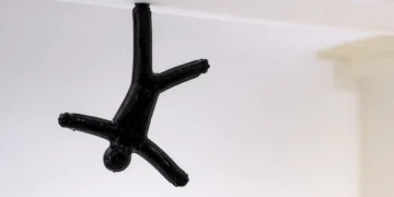 این ربات نرم تغییرشکل‌دهنده با استفاده از میدان‌های الکتریکی حرکت می کند