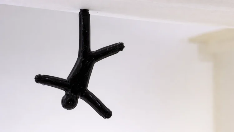 این ربات نرم تغییرشکل‌دهنده با استفاده از میدان‌های الکتریکی حرکت می کند