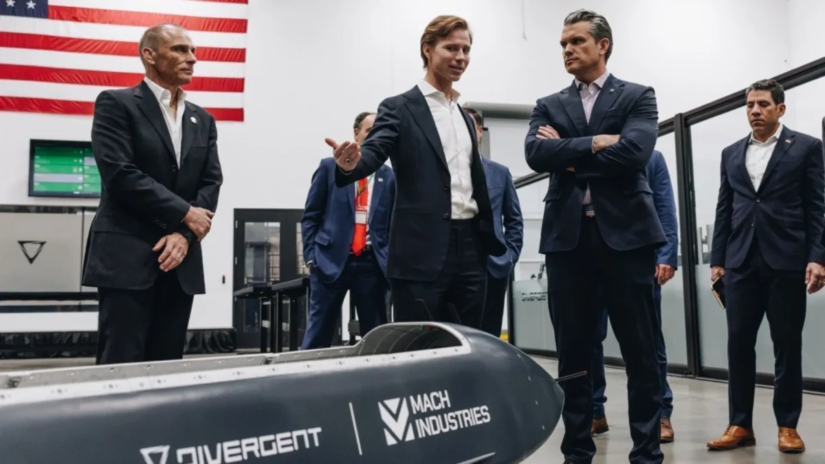 بازدید مدیران و مقامات از پهپاد ونوم در کارخانه تولیدی Mach Industries در برابر پرچم آمریکا
