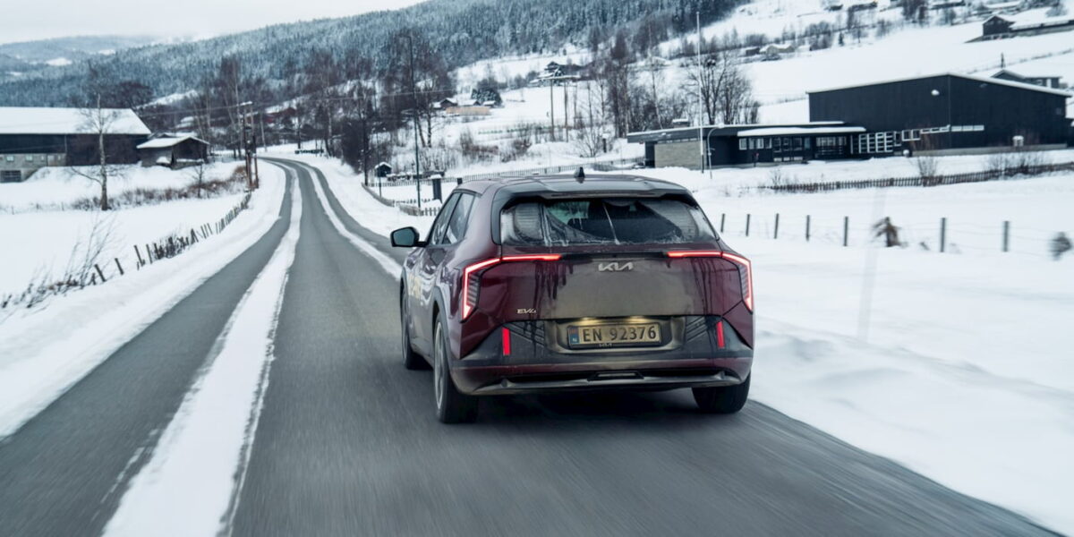 خودروی برقی کیا EV4 در حال حرکت در جاده‌ای پوشیده از برف در جریان آزمون زمستانی El Prix نروژ