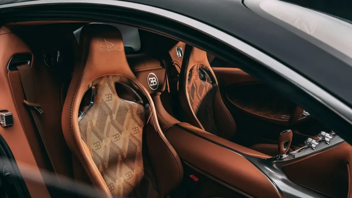 صندلی‌ها و فضای داخلی اختصاصی FKP Hommage با جزئیات امضاشده و طرح ویژه