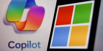نمایش لوگوی مایکروسافت (چهار رنگ) در کنار لوگوی جدید Microsoft Copilot که نشان‌دهنده ادغام هوش مصنوعی در اکوسیستم ویندوز و آفیس است