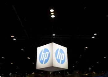 لوگوی معلق HP به شکل مکعب نورانی در فضای نمایشگاهی بزرگ با نورپردازی سقفی، مناسب رویدادهای فناوری و نمایشگاه‌های سخت‌افزار