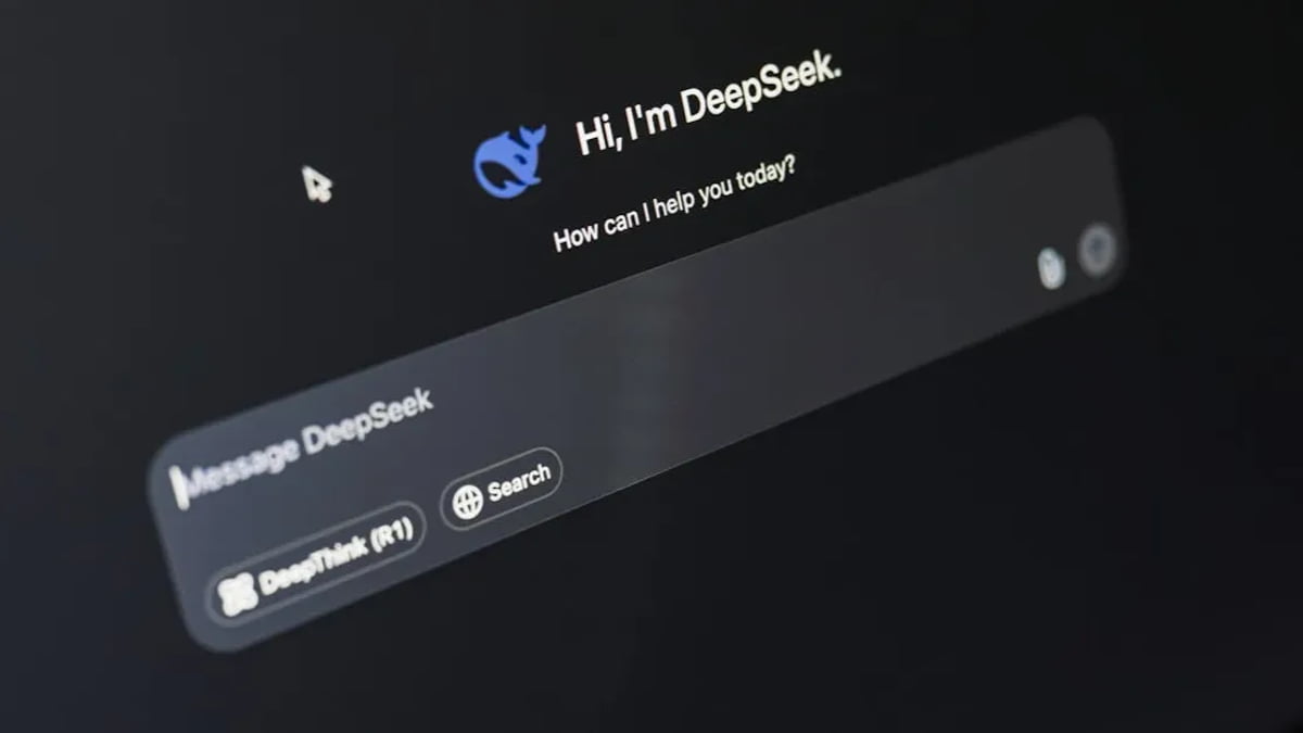 نمای رابط کاربری چت DeepSeek با پیام خوش‌آمدگویی روی صفحه نمایش