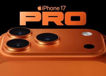 تصویر تبلیغاتی iPhone 17 Pro با بدنه نارنجی و ماژول دوربین برجسته؛ نوشته iPhone 17 PRO در پس‌زمینه مشکی که بر موقعیت پرچم‌دار و تمرکز اپل بر سیستم دوربین حرفه‌ای تأکید دارد