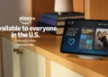 نمایشگر هوشمند Amazon Echo Show قرارگرفته روی قفسه چوبی که رابط کاربری Alexa+ را نمایش می‌دهد؛ همراه با متن تبلیغاتی «Alexa+ Available to everyone in the U.S.» و اشاره به ارائه رایگان با عضویت Prime.