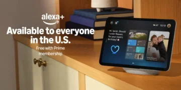 نمایشگر هوشمند Amazon Echo Show قرارگرفته روی قفسه چوبی که رابط کاربری Alexa+ را نمایش می‌دهد؛ همراه با متن تبلیغاتی «Alexa+ Available to everyone in the U.S.» و اشاره به ارائه رایگان با عضویت Prime.