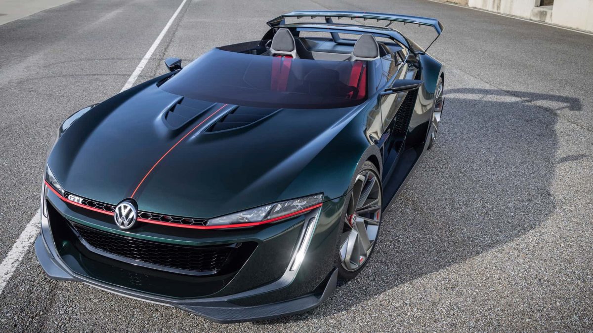 نمای سهربع جلوی گلف GTI رودستر با بدنه سبز تیره، خط قرمز روی کاپوت و بال عقب بزرگ در پیست