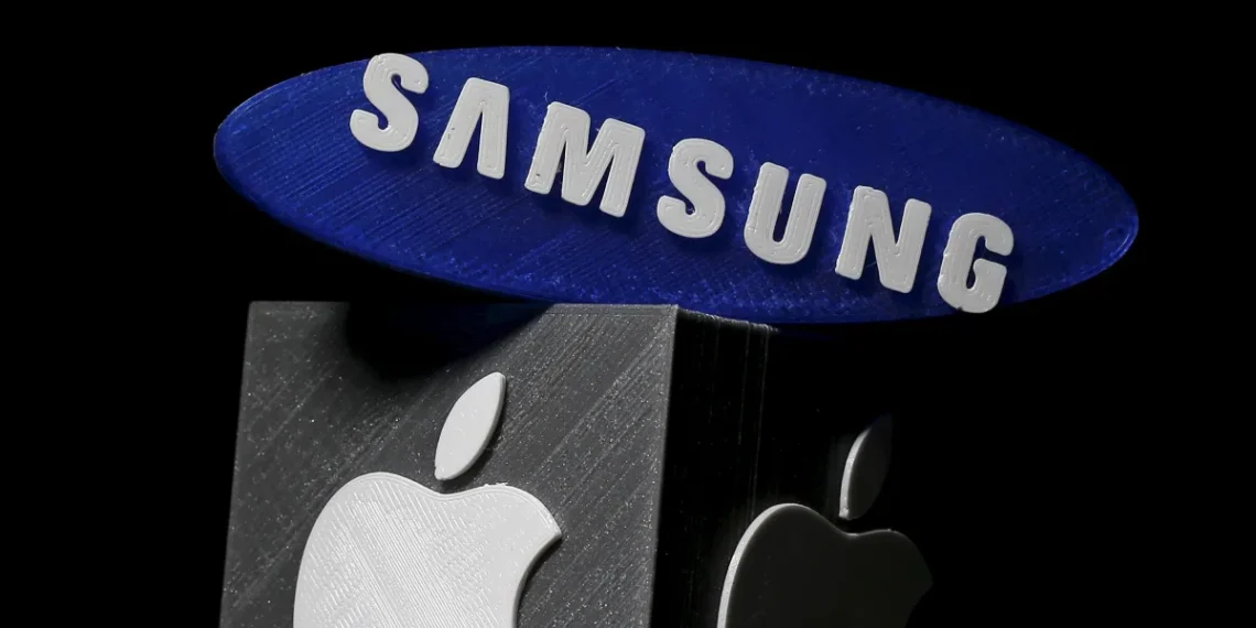 نمای مفهومی از لوگوهای Samsung و Apple که به‌صورت نمادین روی سازه‌های سه‌بعدی در پس‌زمینه تیره قرار گرفته‌اند؛ تصویری که به رقابت و هم‌زیستی دو برند بزرگ فناوری در بازار جهانی اشاره دارد.